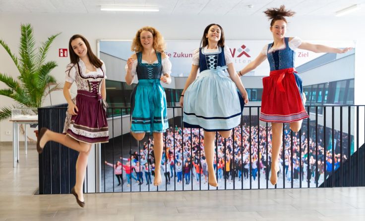 Ein Bild aus Zeiten vor Corona: beste Laune in der HLW Foto: HLW Amstetten