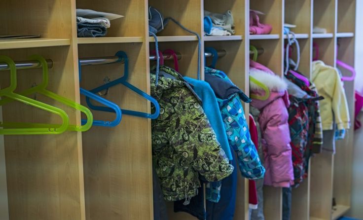 Die Kindergarten-Garderoben sind trotz Lockdowns gut gefüllt. Foto: svetafor/Shutterstock.com