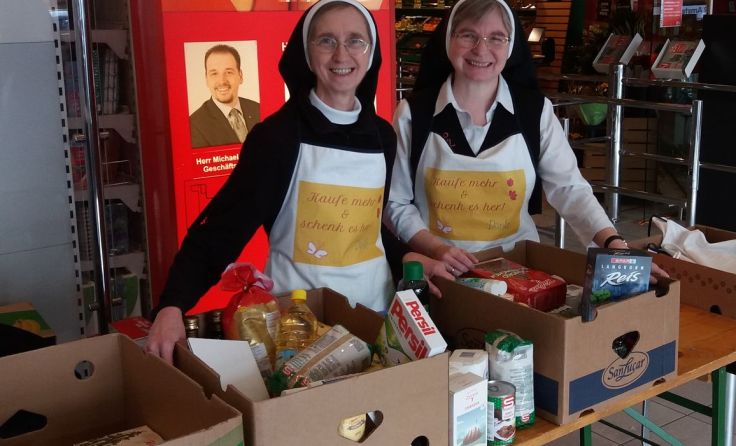 (v.l.) Schwester Cornelia und Schwester Irene freuen sich auf Spenden. Foto: Privat