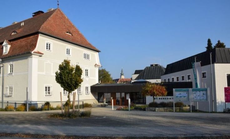Der Eingangsbereich des BildungsZentrums St. Benedikt Foto: Otto Frühbauer