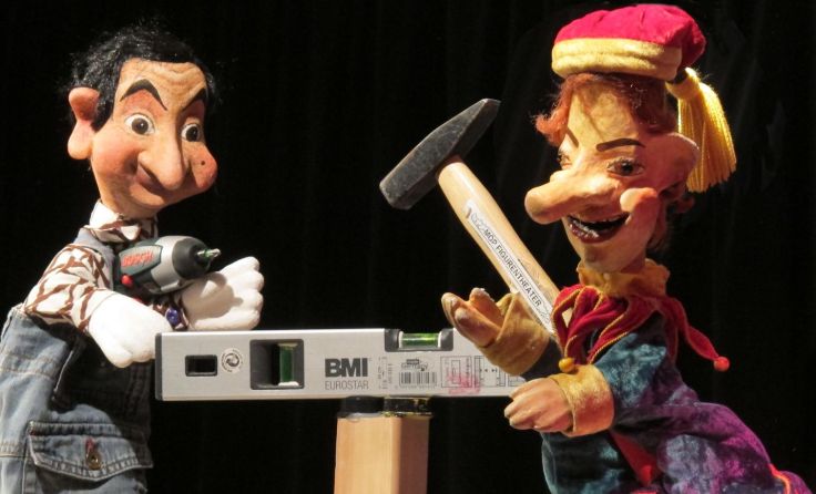 Kasperl und seine Freunde bauen an einer Holzhütte für Oma. Foto: MÖP Figurentheater