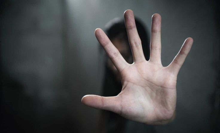 Um Gewalt an Frauen zu stoppen, sind alle gefordert. Foto: Tinnakorn jorruang/Shutterstock.com
