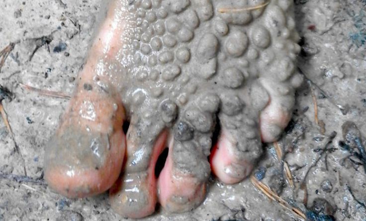 Lehmkunst-Performance in Amstetten (Foto: Gisela Holborn)