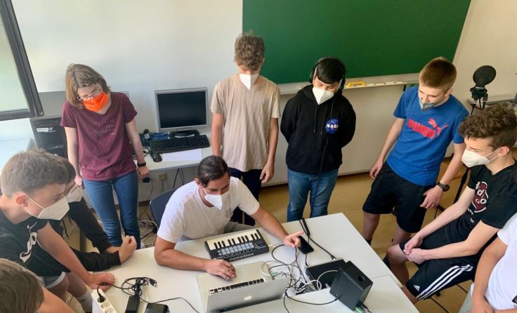 Engagierte Schüler rund um Lehrer Anton Spreitzer (Foto: PTS Amstetten)