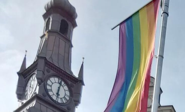 Vor dem Amstettner Rathaus wehte die Regenbogen-Flagge. (Foto: SPÖ)