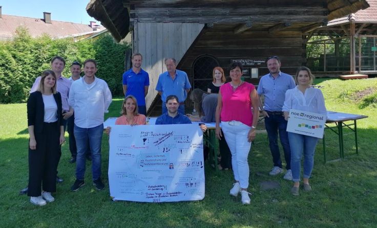 Stadterneuerungsbeirat mit interessierter Bürgerin (Foto: NÖ.Regional/Fuchs)