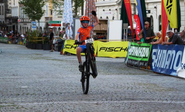 Zieleinfahrt von Elias Haimberger im „Wheelie“ (U13,Platz 2) (Foto: Manuela Haimberger)