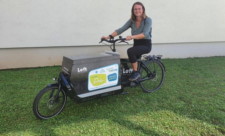 Tips-Redakteurin Michaela Aichinger testet das Amstettner Transportrad Ari (Foto: Natalie Palme)