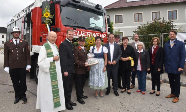 Salesianerpater Franz Kniewasser mit Ehrengästen bei der Segnung (Foto: Wolfgang Zarl)