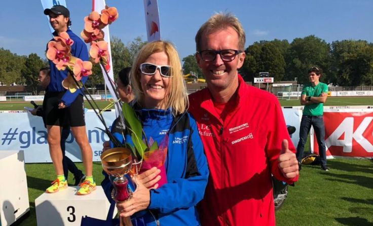 Obmann Walter Kloimwieder mit der Tagesschnellsten Gabi Lehenbauer (Foto: LC Neufurth)
