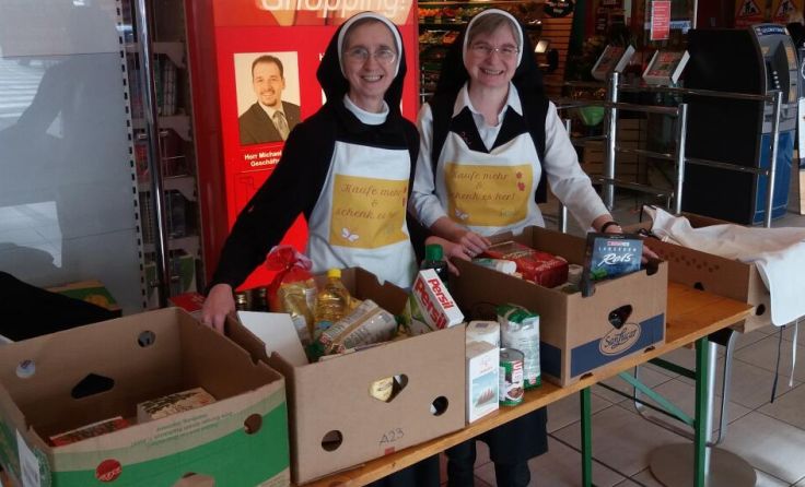 (v.l.) Schwester Cornelia und Schwester Irene freuen sich auf viele Spenden. (Foto: Privat)