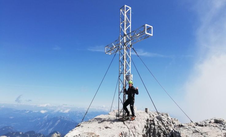 Die Neuhofner Alpinistin Petra Zöchling am Dachstein-Gipfel (Foto: Privat)