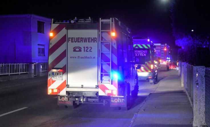Feuerwehreinsatzkräfte im Amstettner Ortsteil Ulmerfeld. (Foto: Bfkdo/Wolfgang Zarl)