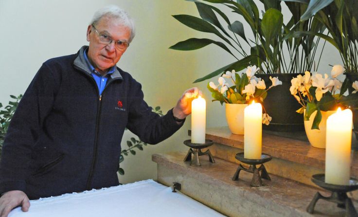 Pfarrer P. Hans Schwarzl lädt zu den Rorate-Gottesdiensten. (Foto: Wolfgang Zarl)