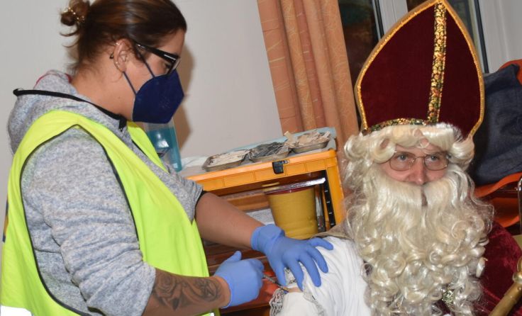 Michaela Bauer setzt die Booster Impfung beim Nikolaus Ludwig Krenn (Foto: Privat)