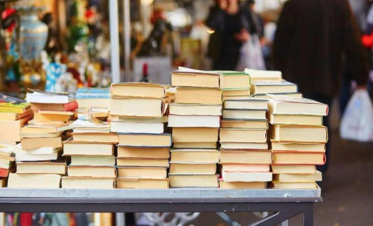 Der Bücherflohmarkt wird verschoben (Foto: Ekaterina Pokrovsky/Shutterstock.com)