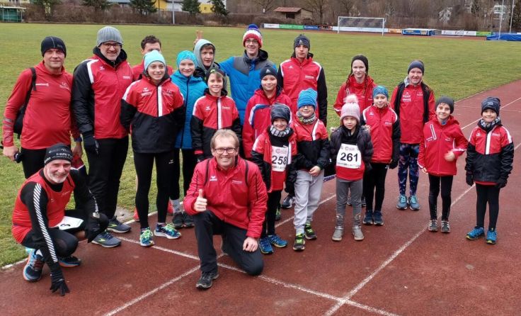 LCN-Obmann Walter Kloimwieder (vorne Mitte) mit den Top-Athleten (Foto: LC Neufurth)