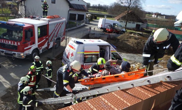 Menschenrettung auf einer Baustelle mit Schleifkorbtrage und Schiebeleiter (Foto: FF Weistrach)
