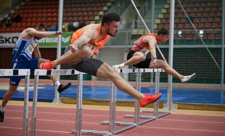 Bei der 3. Hürde noch in Führung - LCA Umdasch Athlet Lorenz Ursprunger (Foto: Nevsimal/ÖLV)