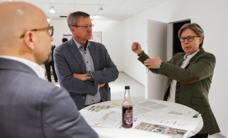 Unternehmer bei der Diskussion (Foto: inshot/baumann)