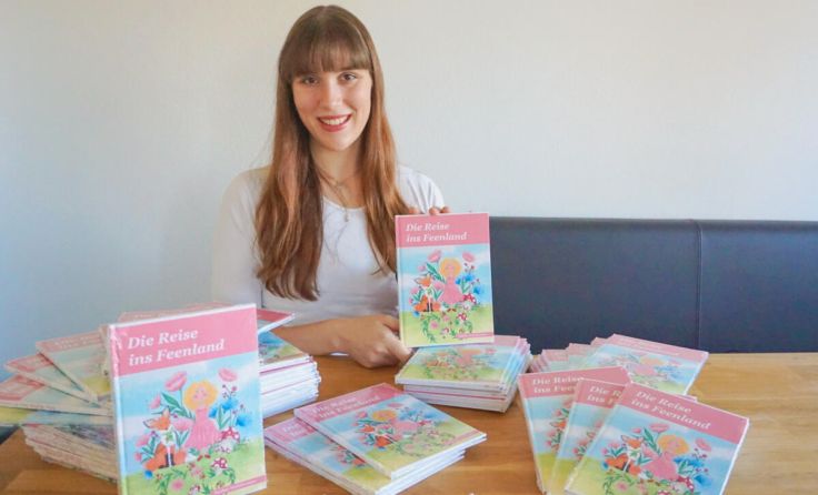 Sophia Weinbrenner mit ihrem Kinderbuch „Die Reise ins Feenland“. (Foto: Weinbrenner)