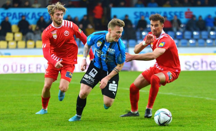 SKU-Spieler Thomas Mayer, umringt von zwei Horner Gegenspielern (Foto: Andreas Haider/SKU)