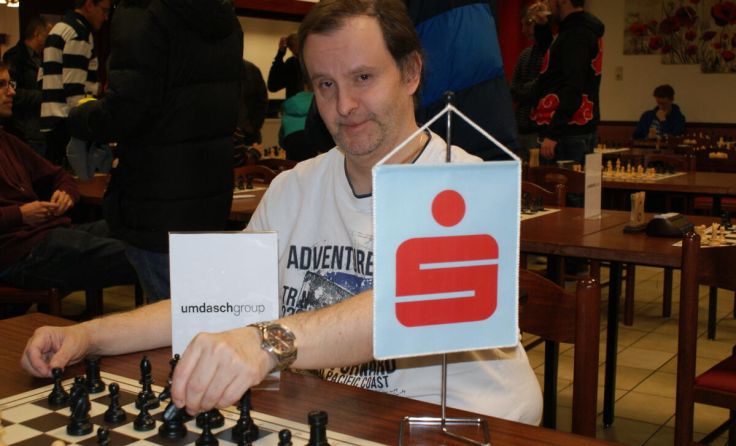 Fidemeister Erwin Rumpel stellt sich Jedem! (Foto: Schachverein Amstetten)