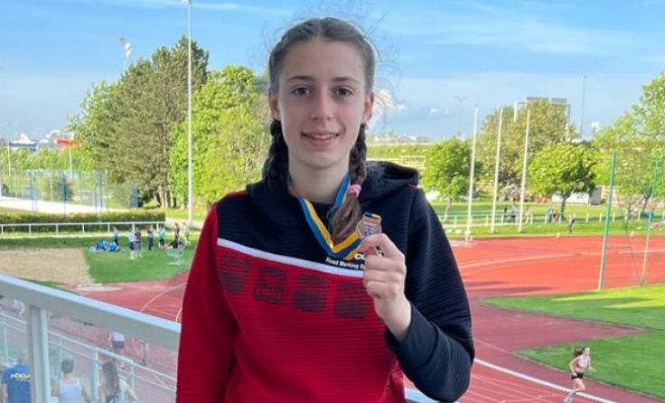 Annika Gugerell mit der Bronzemedaille (Foto: LC Neufurth)