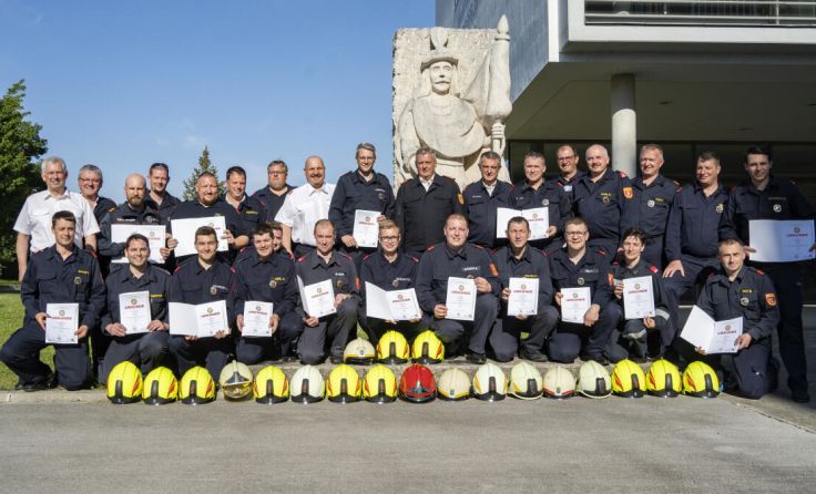 Gruppenfoto der erfolgreichen Teilnehmer (Foto: Bezirksfeuerwehrkommando Amstetten)
