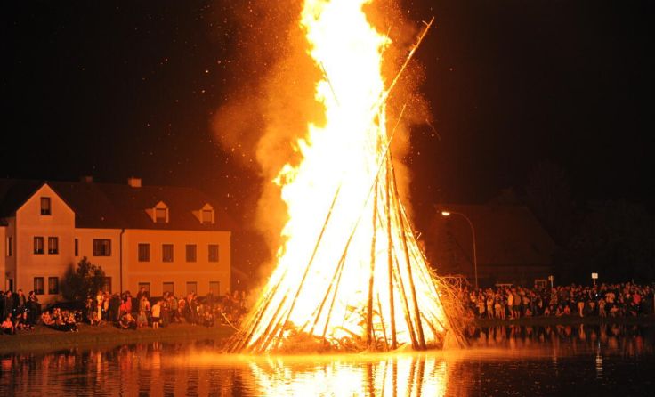 Sonnwendfeuer der FF Preinsbach am 10. Juni. (Foto: Wolfgang Zarl)