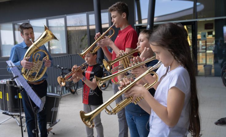 Kulturstadtrat Stefan Jandl (ÖVP) mit Musikschülern. (Foto: Stadtgemeinde Amstetten)