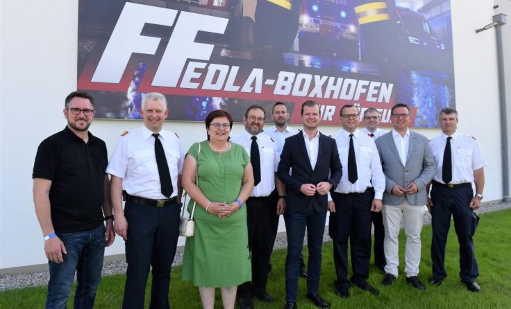 Große Freude bei der Eröffnung der Fahrzeughalle (Foto: Wolfgang Zarl)