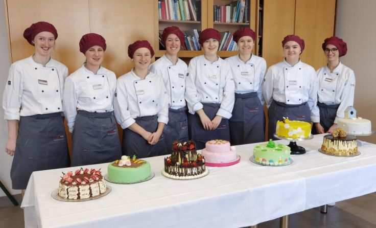 Ein Teil der Schülerinnen mit ihren Kreationen (Foto: HLW Amstetten)