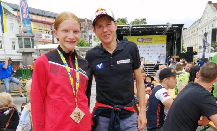 Tagessiegerin Emilia Sandhofer mit Andreas Goldberger (Foto: LC Neufurth)