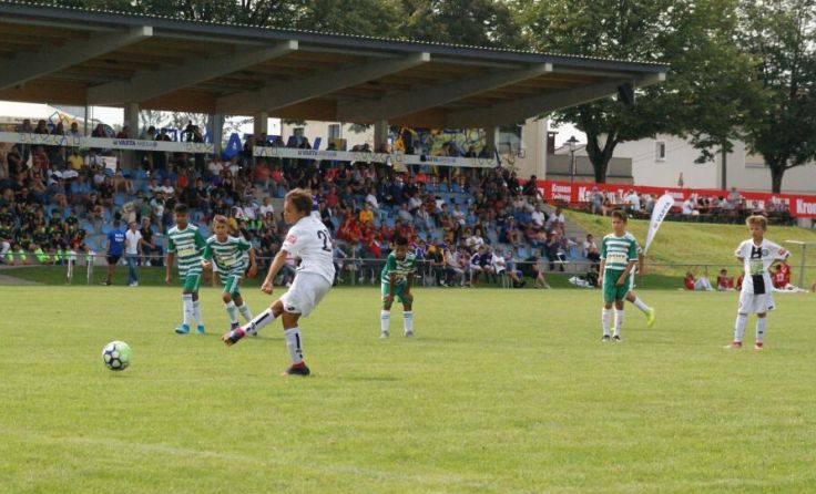 Beim Varta Cup kämpfen U13-Mannschaften um die begehrte Trophäe. (Foto: VARTA)