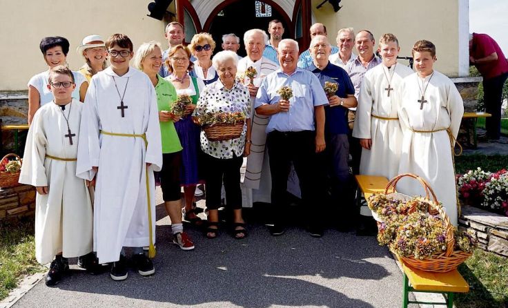 Msgr. Hans Zarl mit Ministranten und Organisatoren vor der Filialkirche. (Foto: zVg Wolfgang Zarl)