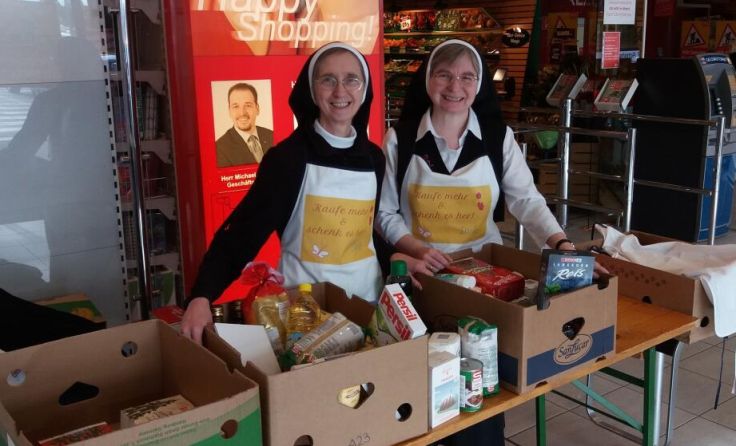 (V. l.) Schwester Cornelia und Schwester Irene bitten um Lebensmittelspenden (Foto: Privat)