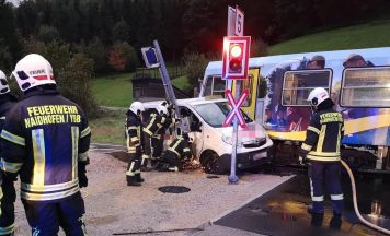 Citybahn Waidhofen erfasste Kleinbus an Bahnübergang
