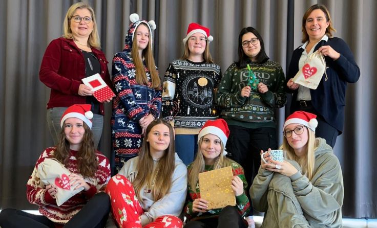 Die Schüler gestalteten einen speziellen Adventskalender. (Foto: HLW Amstetten)