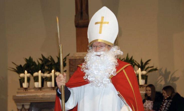 Pfarrer P. Hans Schwarzl als Nikolaus (Foto: Wolfgang Zarl)