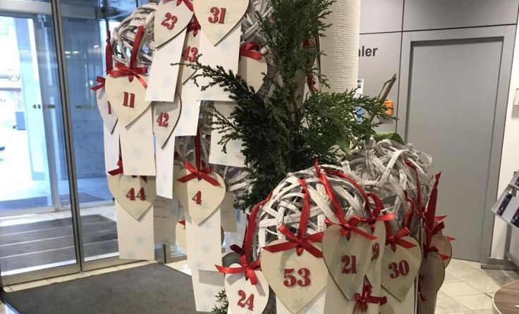 Der Herzbaum in der Sparkasse Amstetten (Foto: Martina Sitz)