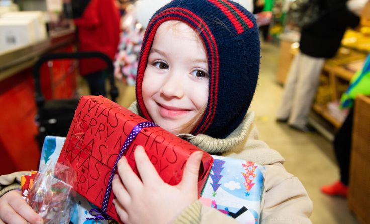 Geschenkeverteilung im soogut Sozialmarkt (Foto: soogut Sozialmärkte/oswald)