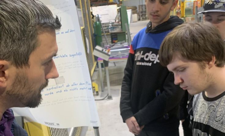 Schüler der PTS Amstetten besuchen die Firma Welser Profile. (Foto: PTS Amstetten)