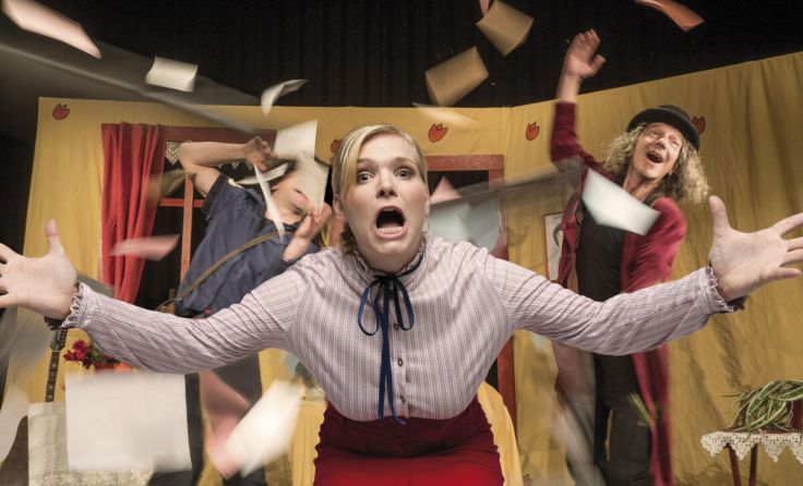 Frau Krebsenspeck ärgert sich über ihren Untermieter. (Foto: Theatro Piccolo)