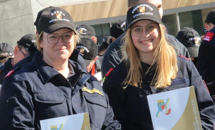 Liane Rücklinger und Celina Steinkellner von der Feuerwehr Greinsfurth (Foto: Wolfgang Zarl)