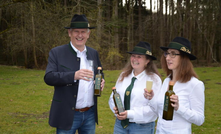 Die Zeidler mit ihrem neuen Produkt "HOZI" (Foto: mai)