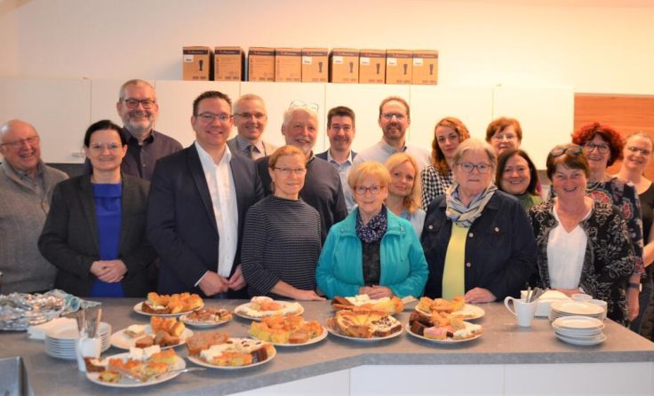 Das Team des Willkommenskaffees mit Vertretern der Lokalpolitik (Foto: mai)