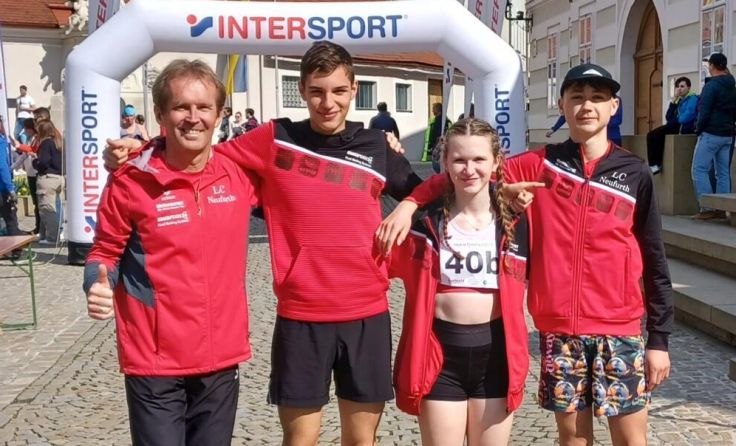 LCN-Obmann Walter Kloimwieder mit seiner erfolgreichen Mixed Staffel (Foto: LC Neufurth)