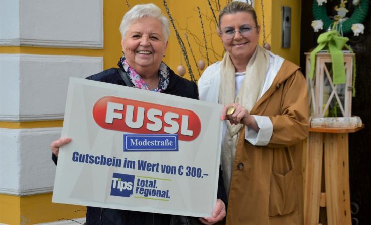 Freude bei Gertrude Scharner (l.) mit Tips-Glücksengerl Karin Novak (Foto: mai)