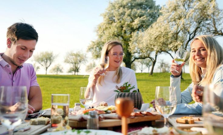 Die blühende Landschaft lässt sich genussvoll erleben. (Foto: www.weinfranz.com)